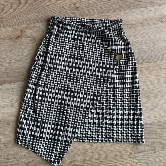 PrettyLittleThing Black and White Check Mini Skirt - Picture 7 of 8